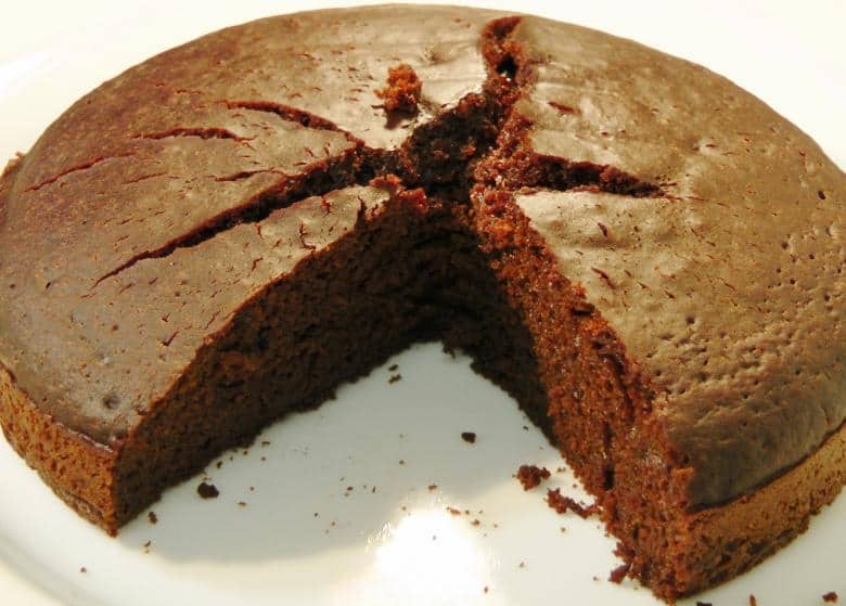 Торт в мультиварке рецепт с фото. Шоколадный кекс в мультиварке. Торт в мультиварке праздничный. Шоколадный кекс в мультиварке редмонд. Шоколадные кексы с вареной сгущенкой.