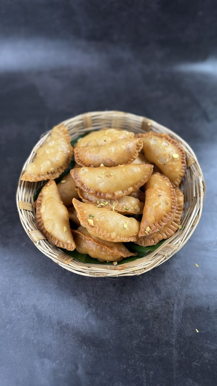 Crispy olya naralachi karanji