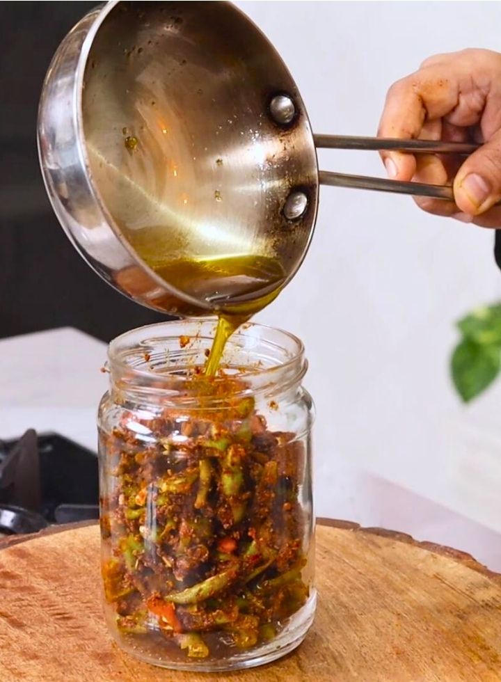 Instant Hirvya Mirchiche Lonche